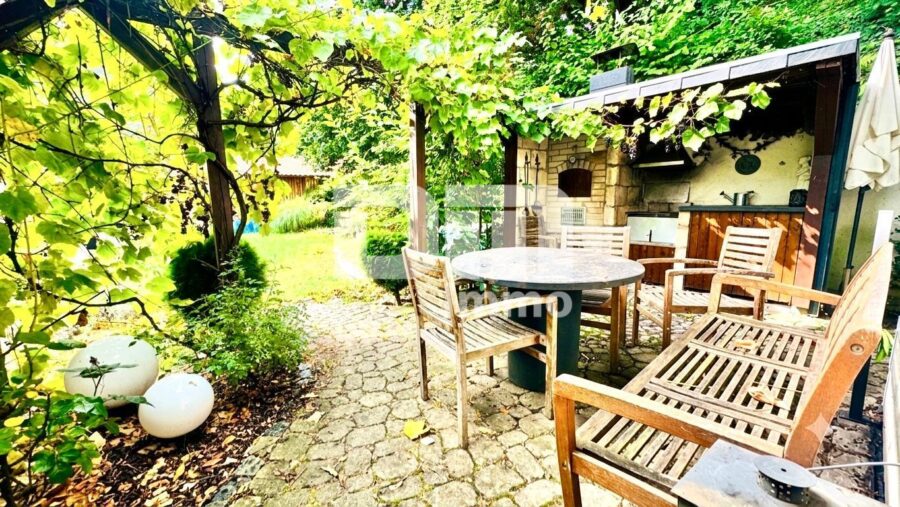 Sanierter Wohntraum mit Garten / Terrasse und 2 Garagen + vielen Extras - Terrasse mit Sommer Grill Küche